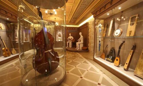 בלו הול- חלל פנימי ומוזאון מוזיקה