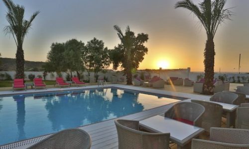 גן ים אירוע על חוף ים התיכון-בריכה ודק מעץ