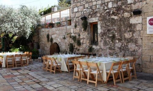 בית לתאטרון ותרבות-אזור ישיבה תחת כיפת השמיים