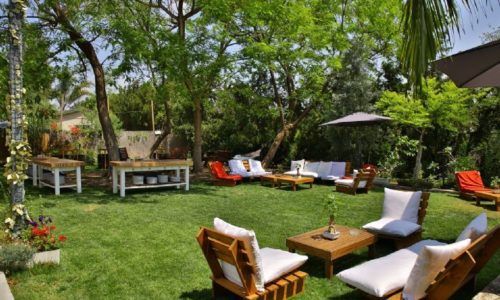 החצר בכפר - מדשאות