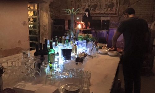 מועדון 1910- החלל הפנימי והשולחן