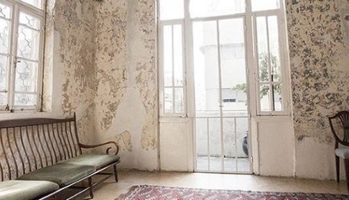 1910- חלל פנימי בבית עתיק יציאה למרפסת