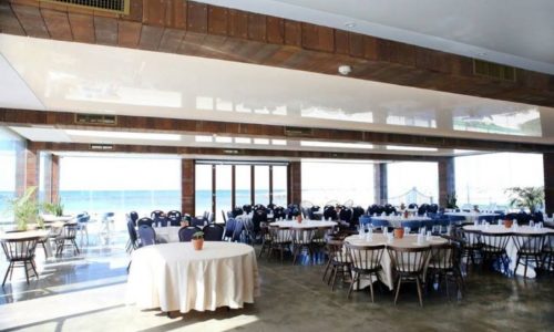 חוף יפה בדור- חלל פנימי ונוף לים ושולחנות עגולים