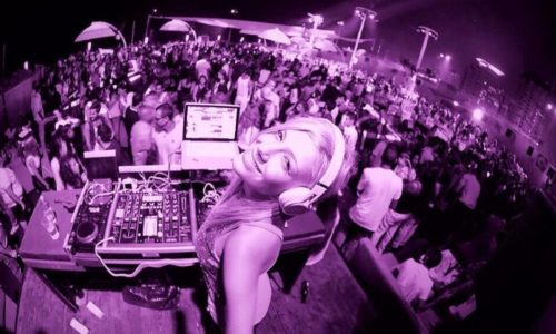 DJ קיטי- דיג'יית מהמובילים כיום בארץ- צילום מלמלה מסיבה ופילטר סגול דיג'יית קיטי