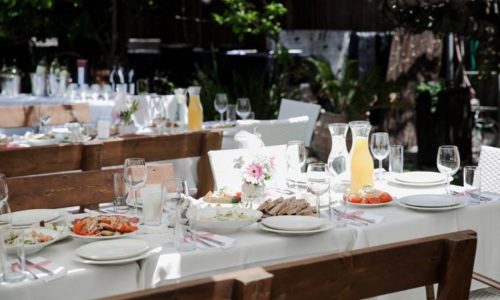 הירקון 12- חלל פנימי ושולחנות בסגנון כפרי