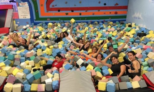 סקיי ג'אמפ- טרמפולינה וקפיצה לקוביות צבעוניות