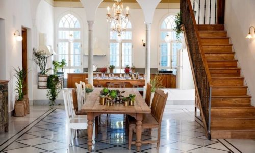 החלל ההודי - שולחן עץ גדול ועיצוב וינטג' וקשתות