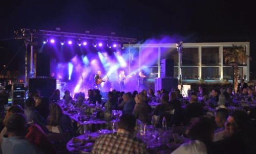 חוף יפה בדור- במה וישיבה סביב שולחן