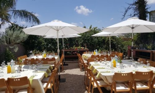 החצר בכפר - ישיבה סביב שולחן תחת כיפת השמיים