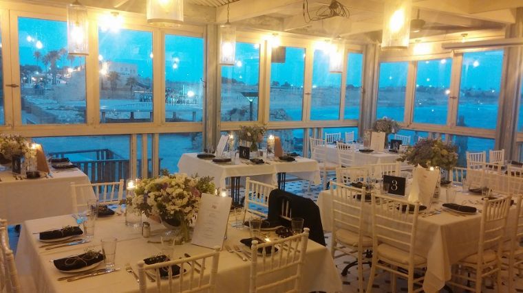 לימאני-נמל קיסריה- מסעדה לאירועים - חלונות זכוכית, נוף לים.