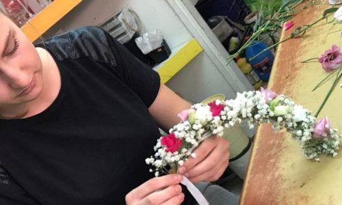 פרחים לאירועים - קשת לשיער מפרחים לארוע