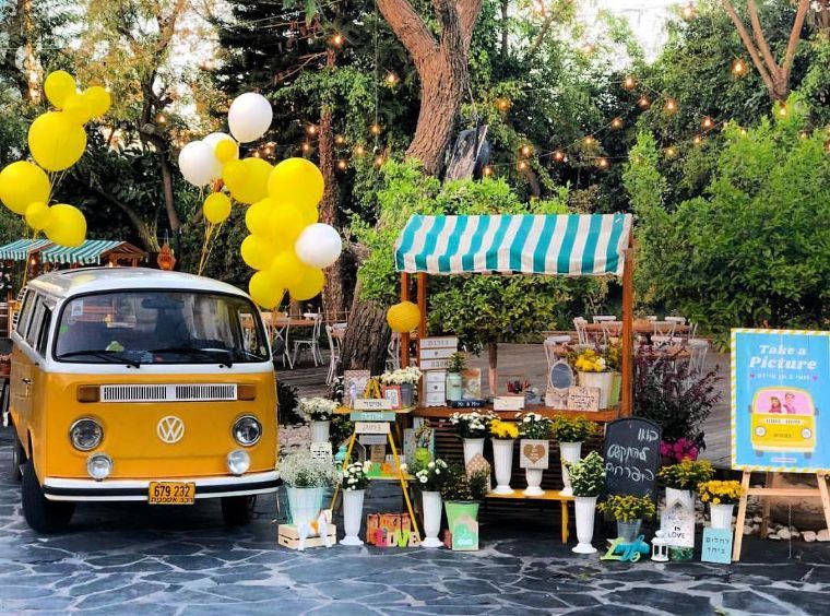 מכוניות וסירה להשכרה- מכונית צהובה ופרחים ועגלה מעץ
