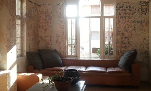 1910- בית עתיק ויפה פינת ישיבה וחלונות גבוהים