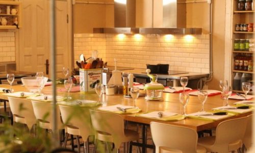 החלל ההסטורי מיפו- סידור שולחן לאירוח וחלל פנימי