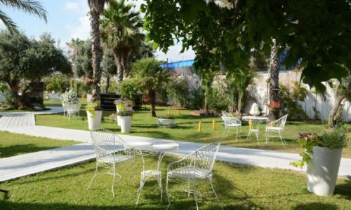 גן שביל עץ דק- מדשאות שביל לבן וגן מול הים