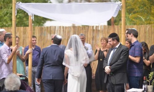 החצר בכפר - חופה