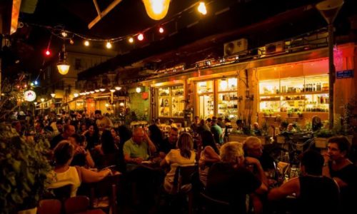 ראיסה - ישיבה ושולחנות בחצר ביפו