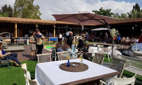 וילה כפרית - ישיבה סביב שולחן באווירת טבעית