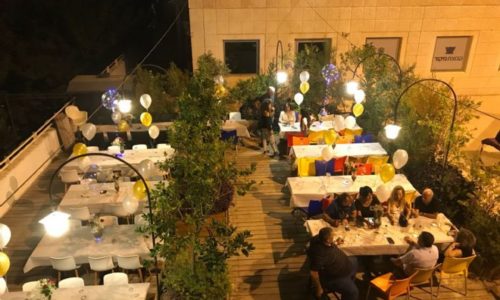 מיט אנד מיט- חוץ ודק וסידור שולחנות