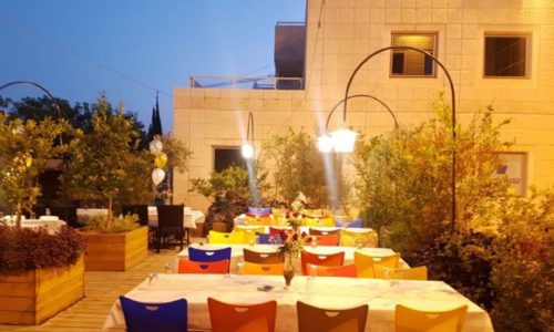 מיט אנד מיט- חוץ ודק וסידור שולחנות