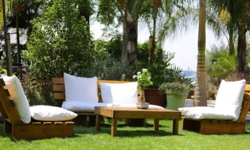 החצר בכפר - מדשאות