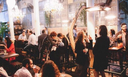 החצר באלנבי- חלל פנימי ומסיבה