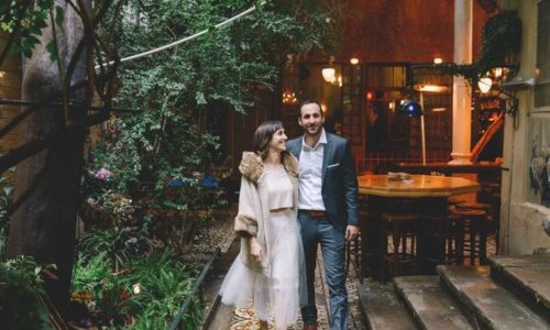 החצר באלנבי- החצר וחתן וכלה