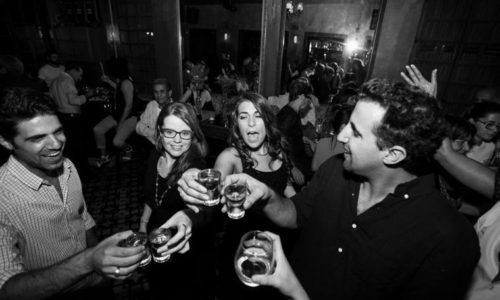 החצר באלנבי - המסיבה