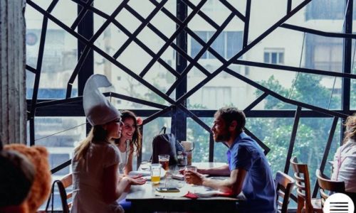 מתחם 99- אזור ישיבה וחלונות גבוהים ומיוחדים