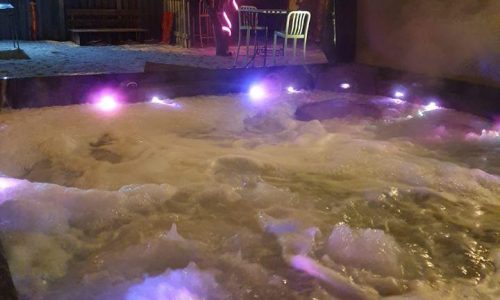 האירוע חברה עם בריכה