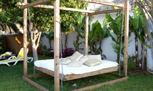 וילת מסיבות היוקרה- מיטות במבוק מעוצבות לשיזוף