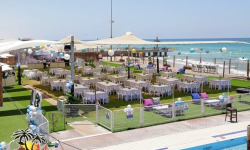 בורה בורה- בריכה והושבה סביב שולחן