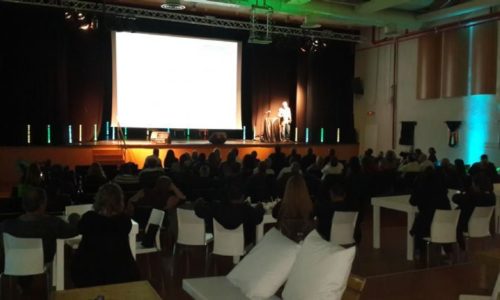 בית הכנסים- חלל להרצאות מקרן למצגת לאירוע