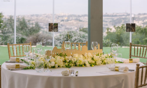 עולמיא - ישיבה סביב שולחן