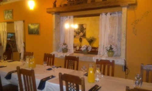 הקטיף- חלל פנימי וישיבה סביב שולחן