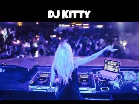 DJ קיטי- דיג'יית מהמובילים כיום בארץ- צילום מאחור ומסיבה ופילטר סגול דיג'יית קיטי