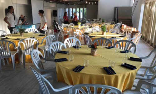 בית הכנסים- סידור שולחנות וחלל פנימי