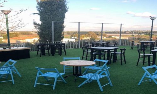 בית הכנסים- מדשאות וגן ושולחנות לאירוע