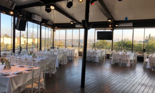 בכותל - BA-KOTEL - חלל פנימי חלונות גבוהים ונוף ירושלים