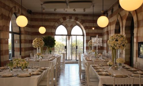 בכותל - BA-KOTEL - סידור שולחנות וקשתות ירושלמיות חלל פנימי