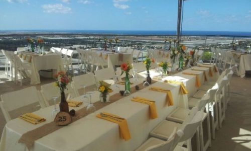 היער והים- סידור שולחנות לחתונה מול הים