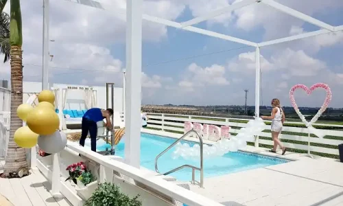 וילה עם בריכה