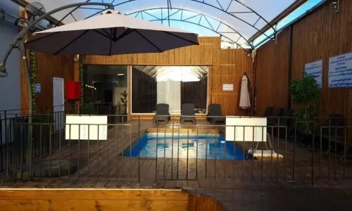 וילה עם בריכה