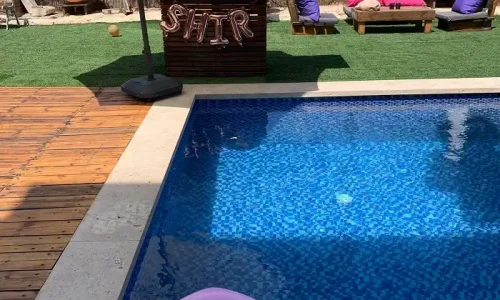 וילה עם בריכה במרכז