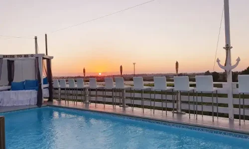 ימי הולדם עם בריכה