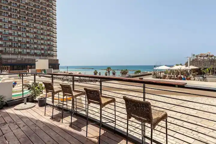 החצר – מרינה בן גוריון