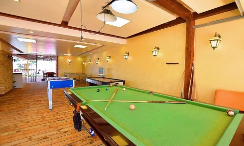 וילה עם בריכה במרכז