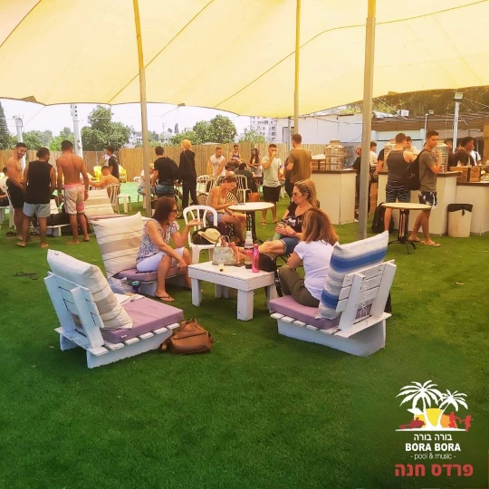 מקום לאירועים גדולים בבריכה