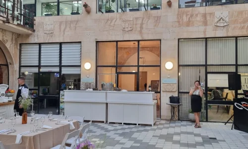 אולמות ליד הכותל