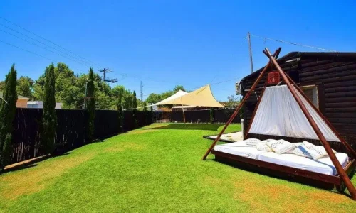 בת מצווה עם בריכה